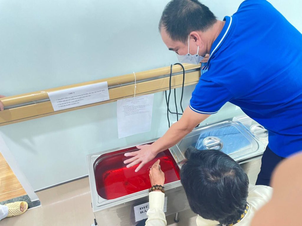 bon dun paraffin 1024x767 - Kỹ thuật điều trị bằng chườm n&oacute;ng