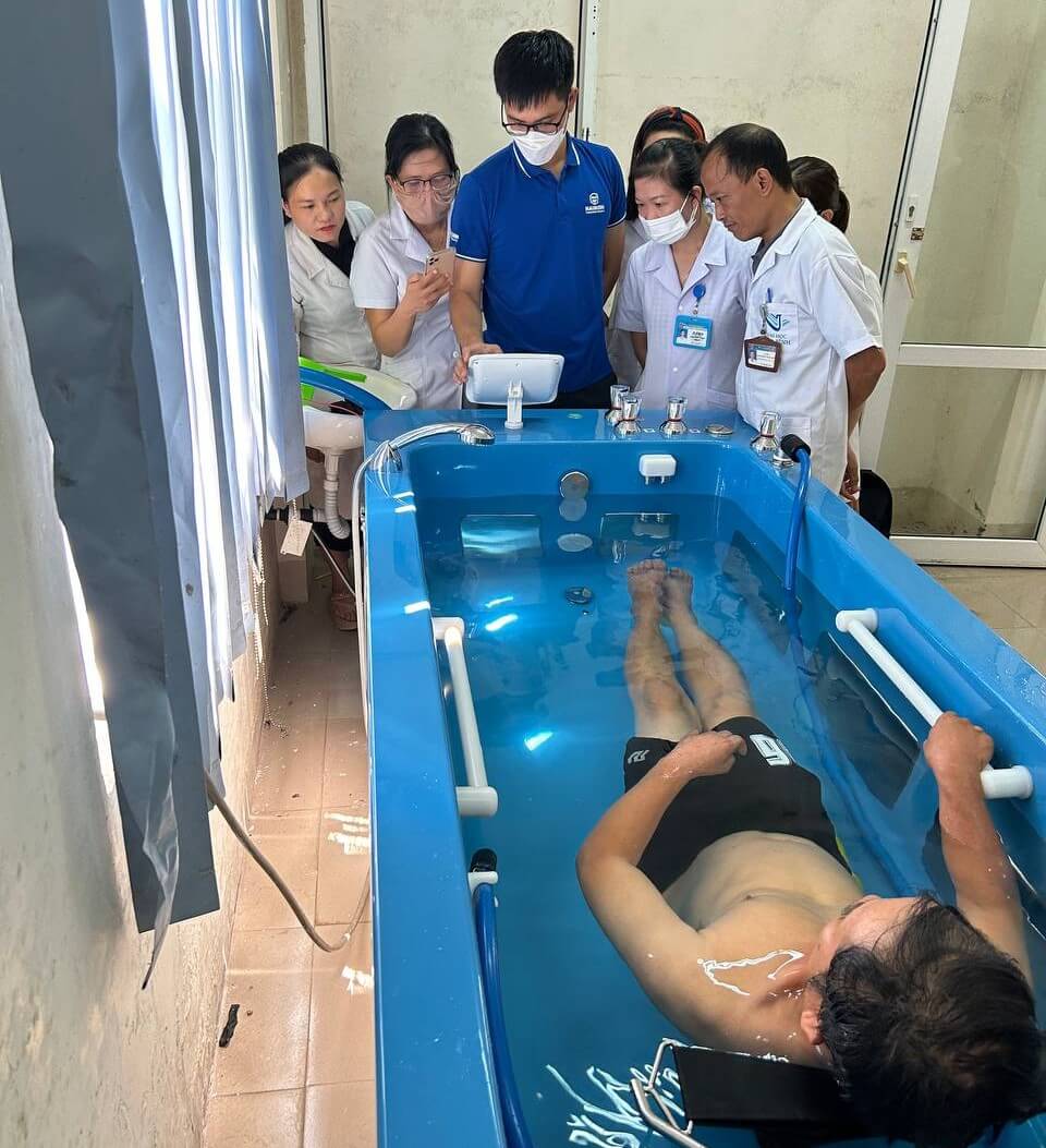 bon thuy tri lieu toan than - Phục hồi chức năng, vật lý trị liệu chấn thương tủy sống