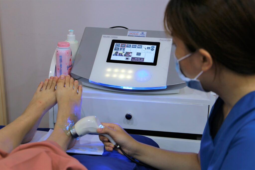 Cách điều trị bong gân cổ chân