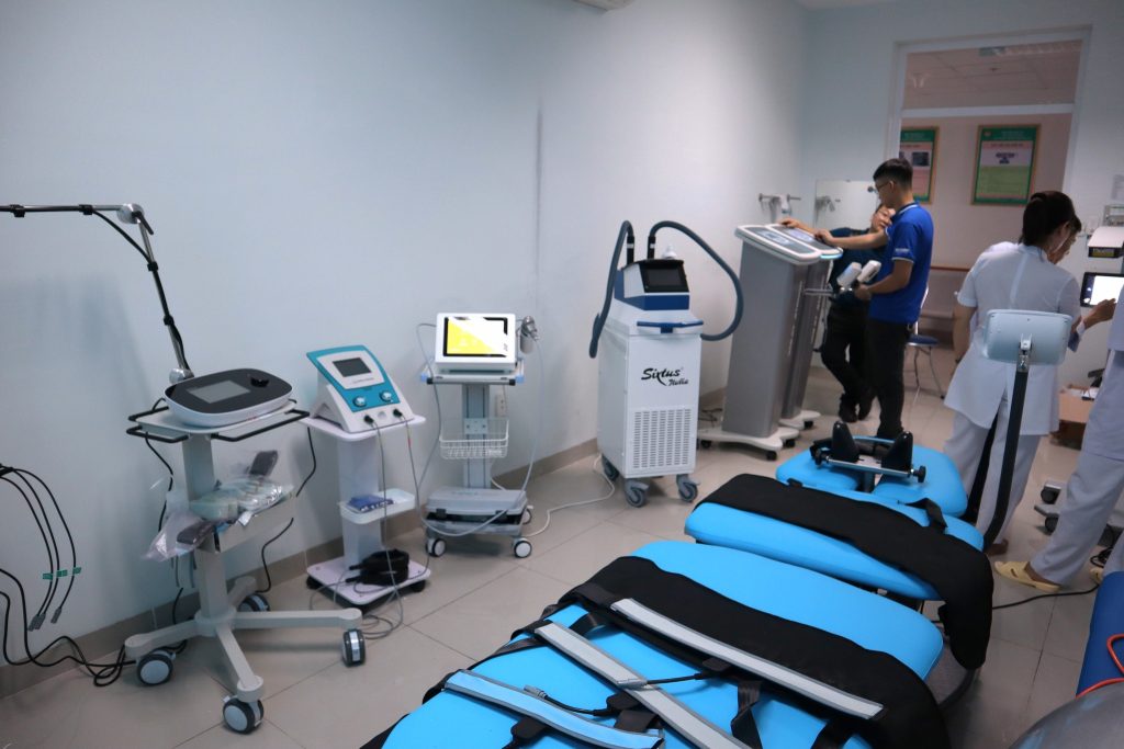 thiet bi tri lieu 1024x683 - Đau thắt lưng cơ học l&agrave; g&igrave;? Phương ph&aacute;p điều trị đau thắt lưng cơ học