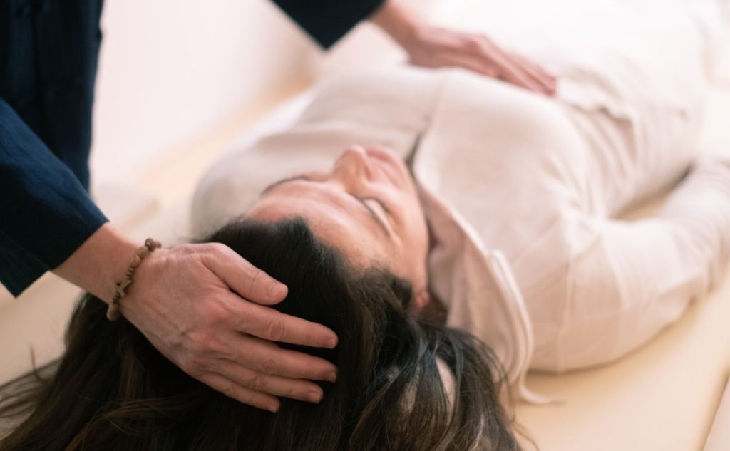 tri lieu reiki 1024x633 - Phương ph&aacute;p trị liệu Reiki