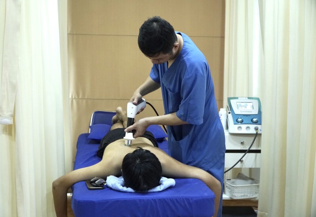 dieu tri viem gan bang song xung kich hieu qua that su phac do chi phi 1024x702 - Điều Trị Vi&ecirc;m G&acirc;n Bằng S&oacute;ng Xung K&iacute;ch: Hiệu Quả Thật Sự, Ph&aacute;c Đồ & Chi Ph&iacute;