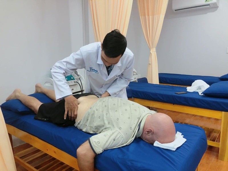 vat ly tri lieu gu lung 4 - Vật L&yacute; Trị Liệu G&ugrave; Lưng C&oacute; Hết Kh&ocirc;ng? Lộ Tr&igrave;nh, B&agrave;i Tập V&agrave; Sai Lầm Thường Gặp